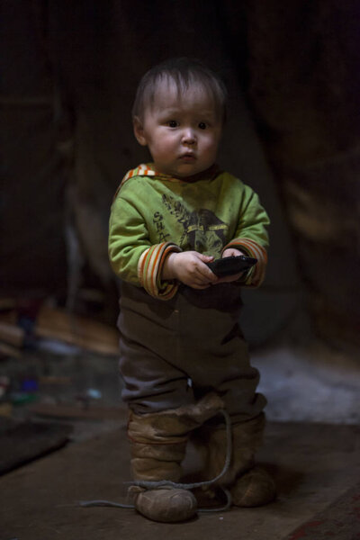 дети в чуме, житель тундры, коренные жители
