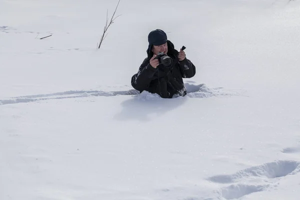 Фотограф Впав Талію Глибоко Снігу — стокове фото