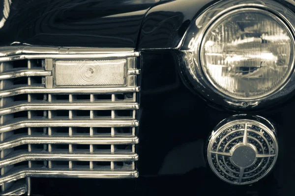 クラシックヴィンテージカークロムグリル古い車とヘッドライトの詳細, — ストック写真