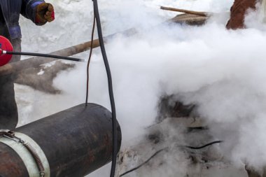 Bir petrol rafinerisi için proses boru hatlarının manuel ark kaynağı