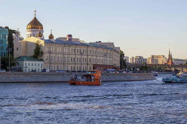 Embankment del río Moscú, barcos fluviales a lo largo de los turistas —  Fotos de Stock