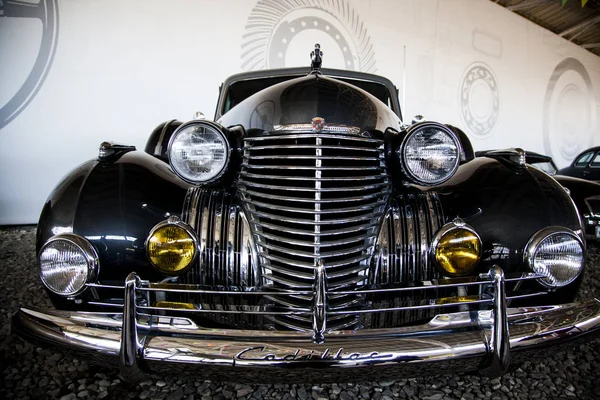 Classic Vintage bil krom galler gammal bil och strålkastare detalj — Stockfoto