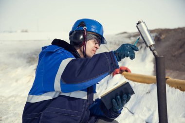gaz kuyuları bir jeolog wel gaz dinamik çalışmalar yürütmektedir