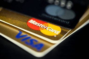 Rostov-on-Don, Rusya, 6 Haziran 2019: siyah backraund üzerinde kredi kartları closeup