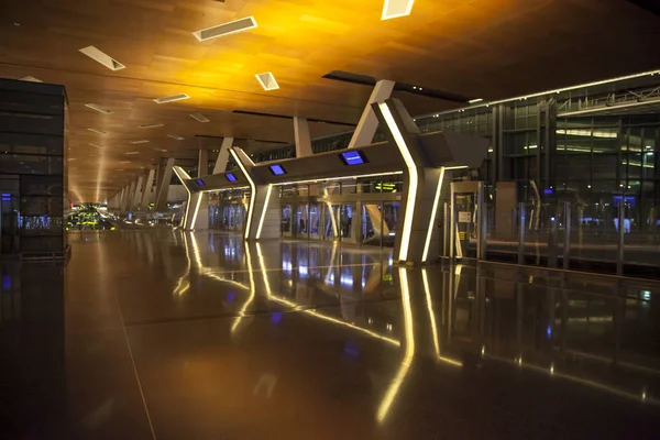 Intérieur de l'aéroport international Hamad. C'est le hub pour natio — Photo