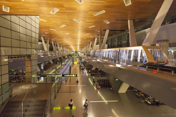 Interior del Aeropuerto Internacional de Hamad. Es el centro de la natio —  Fotos de Stock