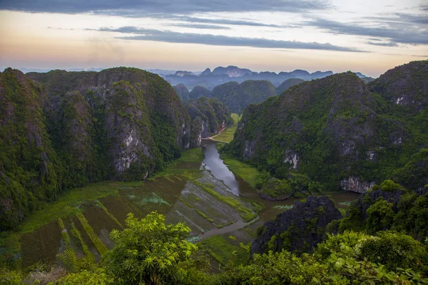 Trang An, Tam Coc, Ninh Binh, Vietnam. — Stockfoto