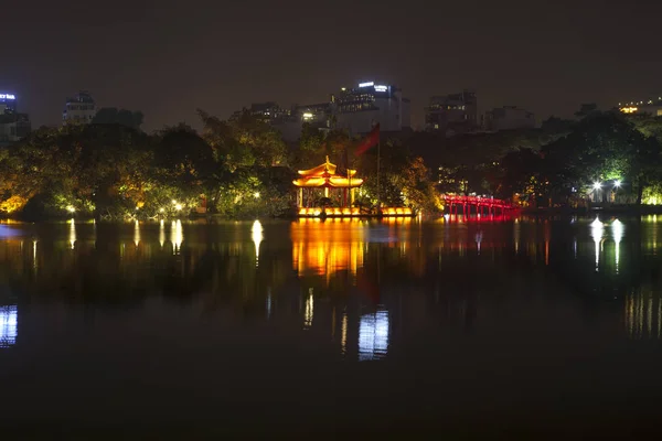 Centrala Hanoi, Vietnam. Hoan Kiem-sjön med Huc-bron (Re — Stockfoto