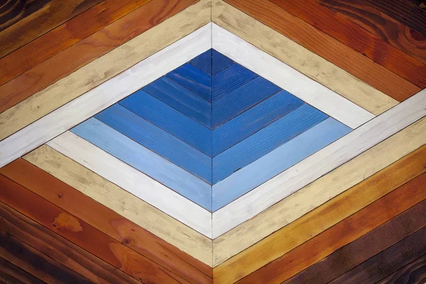 Fundo colorido brilhante em placas de madeira na forma de um rhom — Fotografia de Stock