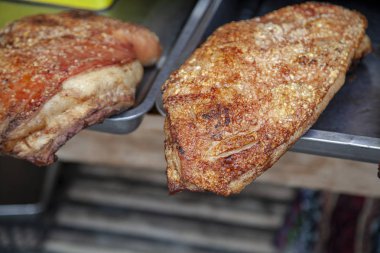 Izgara ve ızgara domuz pirzolası. 