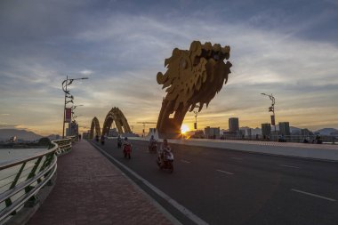 Danang Vietnam açık alev ile Turkuaz ejderha köprüsü