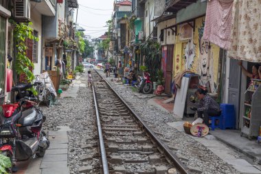 Eski Mahalle, Hanoi Caddesi Tren Rayları. Th geçiyor