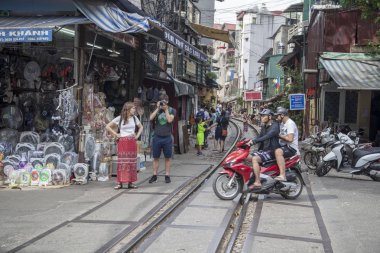 Eski Mahalle, Hanoi Caddesi Tren Rayları. Th geçiyor