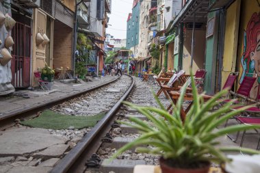 Eski Mahalle, Hanoi Caddesi Tren Rayları. Th geçiyor