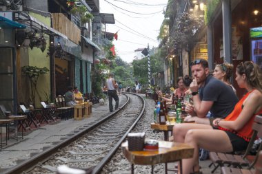 Eski Mahalle, Hanoi Caddesi Tren Rayları. Th geçiyor