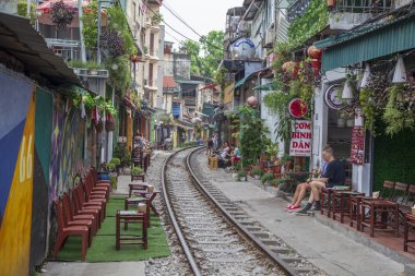 Eski Mahalle, Hanoi Caddesi Tren Rayları. Th geçiyor