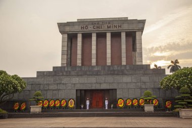 Han'daki Ba Dinh Meydanı'nın ortasındaki Ho Chi Minh Mozolesi
