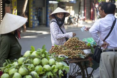 hanoi eski çeyrek. Sokak satıcıları bisikletlerinden meyve satıyor