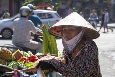 hanoi eski çeyrek. Sokak satıcıları bisikletlerinden meyve satıyor