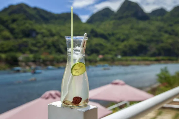 Jus de lime vietnamien traditionnel à la cannelle et à la menthe réfrigérée — Photo