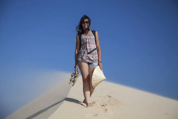 Belle fille dans le désert va sur une colline pieds nus sur le sable — Photo