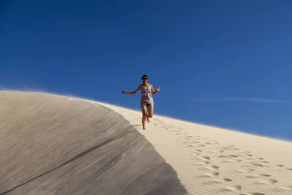 砂漠の美しい女の子は、ヒルの上に裸足で実行します — ストック写真