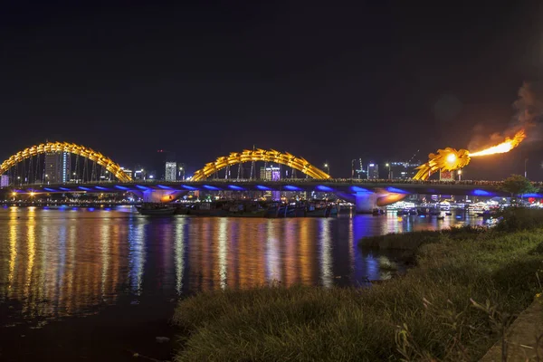 Turkos Dragon Bridge med öppen låga i Danang Vietnam — Stockfoto