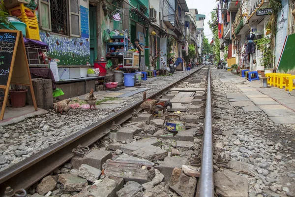 A régi negyed, a Hanoi utcai vasúti pályák. Megy keresztül a — Stock Fotó