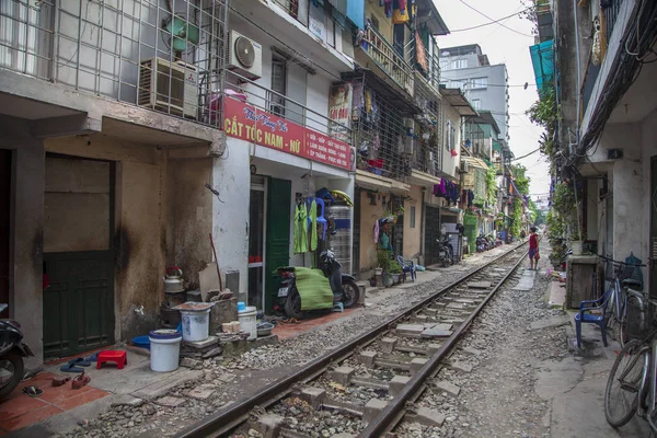 A régi negyed, a Hanoi utcai vasúti pályák. Megy keresztül a — Stock Fotó