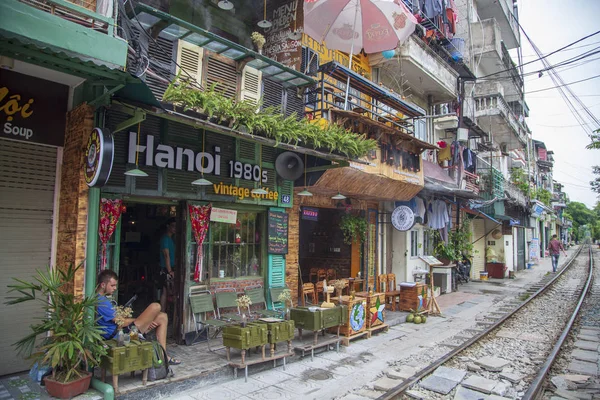 The Old Quarter, The Hanoi Street Train Tracks. Passaggio attraverso th — Foto Stock