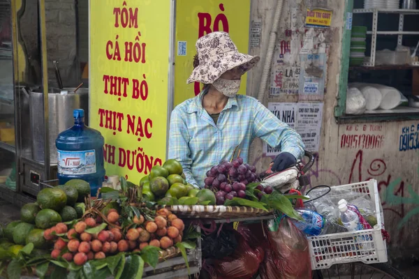 Oude wijk van Hanoi. Straatverkopers verkopen fruit van hun fietsen — Stockfoto