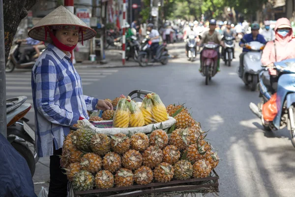 Hanoi eski çeyrek. Sokak satıcıları bisikletlerinden meyve satıyor — Stok fotoğraf