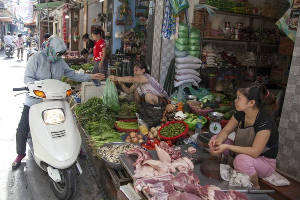 Velho bairro de Hanoi. Vendedores de rua vendem frutas de suas bicicletas — Fotografia de Stock