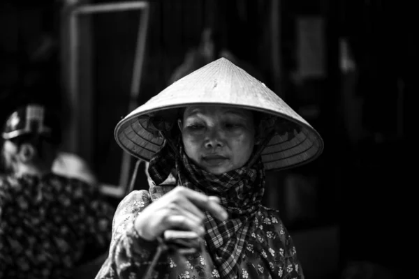 Hanoi eski çeyrek. Sokak satıcıları bisikletlerinden meyve satıyor — Stok fotoğraf