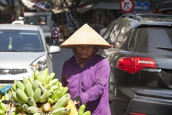 Hanoi eski çeyrek. Sokak satıcıları bisikletlerinden meyve satıyor — Stok fotoğraf