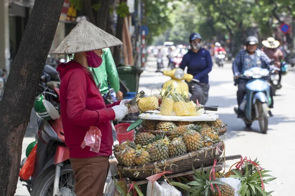 Hanoi régi negyedében. Utcai eladók eladni gyümölcsöt a biciklit — Stock Fotó