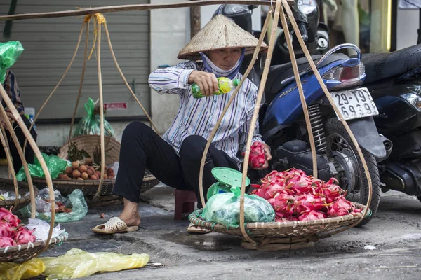 Velho bairro de Hanoi. Vendedores de rua vendem frutas de suas bicicletas — Fotografia de Stock