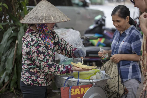 Hanoi eski çeyrek. Sokak satıcıları bisikletlerinden meyve satıyor — Stok fotoğraf