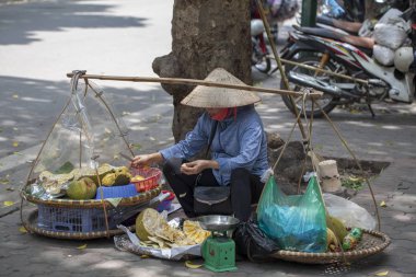 hanoi eski çeyrek. Sokak satıcıları bisikletlerinden meyve satıyor