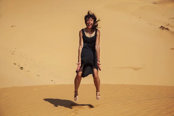 Concept de liberté, belle et heureuse fille sautant dans le sable, je — Photo