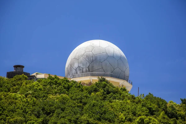 Antenne sferiche, per la ricezione di più satelliti, cupola rada — Foto Stock