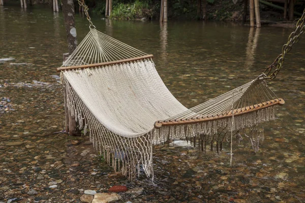 Концепція порожнечі - мотузковий гамак над річкою, відсутність грудей — стокове фото