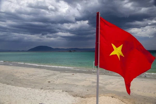 Vietnamese Flag. The Vietnamese flag on the metal flagpole, agai — Stock Photo, Image
