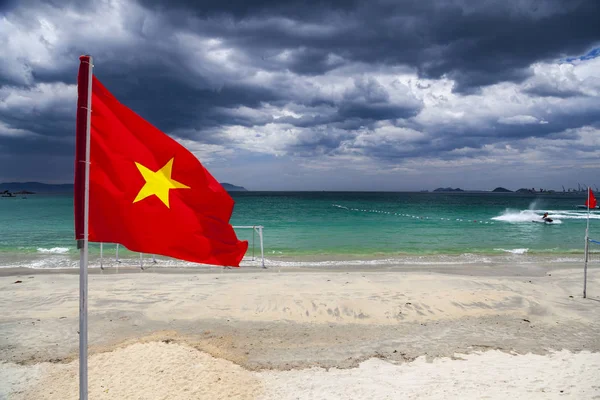 Vietnamese Flag. The Vietnamese flag on the metal flagpole, agai — Stock Photo, Image