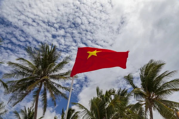 Vietnamese Flag. The Vietnamese flag on the metal flagpole, agai — Stock Photo, Image