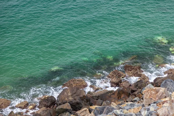 Zümrüt su ve yeniden yakın Güney Çin Denizi kayalık kıyıları — Stok fotoğraf