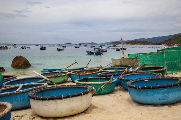 Cam tur nha trang. balıkçılar ile tekneler, Yengeç tuzakları — Stok fotoğraf