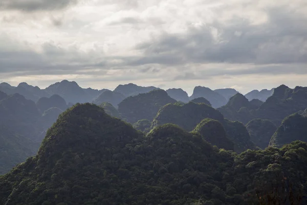 Paisagem panorâmica. Vietname. Rochas e montanhas de Cat Ba Isl — Fotografia de Stock