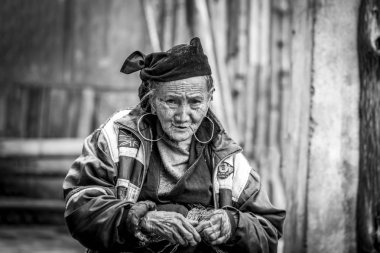 Ulusal giysiler yaşlı renkli büyükanne, nakış pat