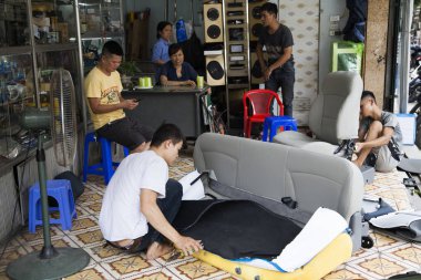 Hanoi sokakta alışveriş, araba koltukları çekme